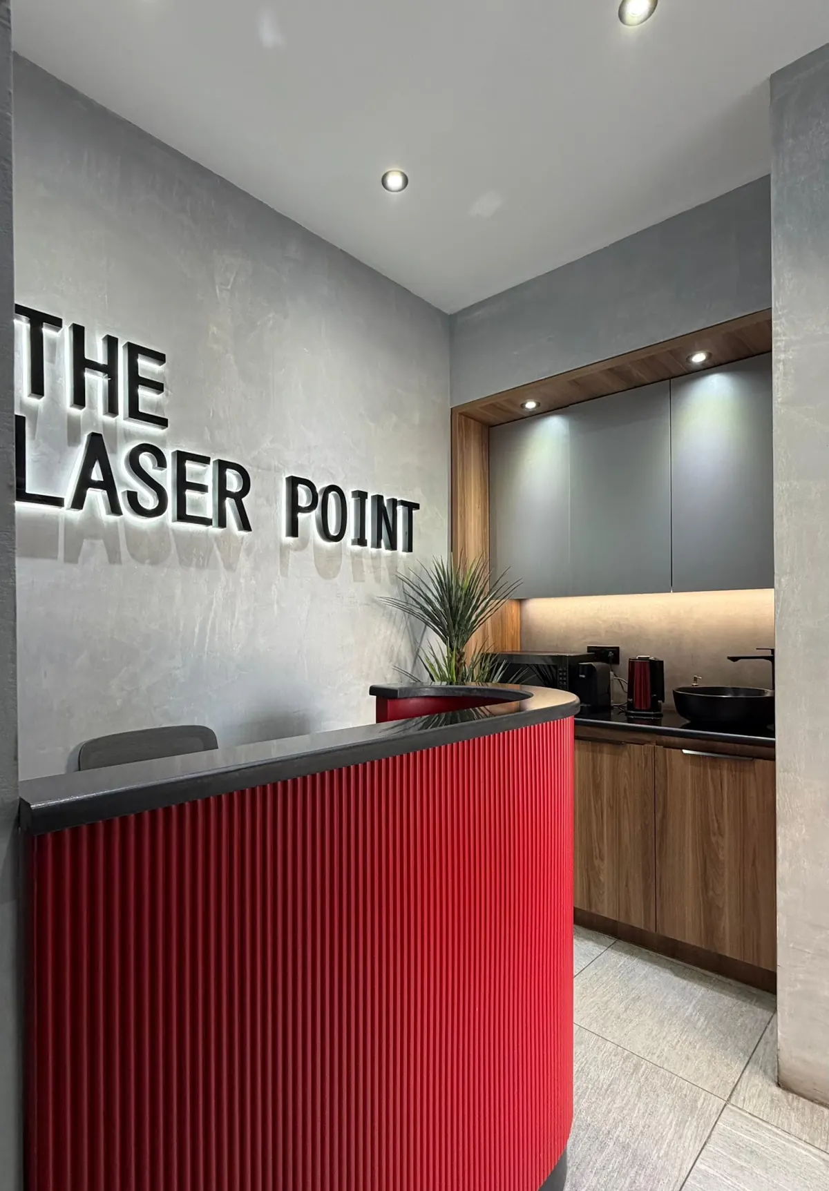 Qəbul masası, The Laser Point